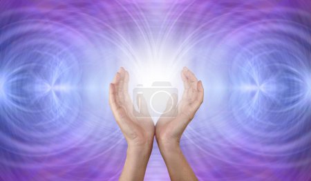 Foto de Envío de vibraciones de energía Scalar Healing - Manos ventosas femeninas contra la matriz simétrica púrpura fondo de resonancia de energía azul con espacio para texto - Imagen libre de derechos