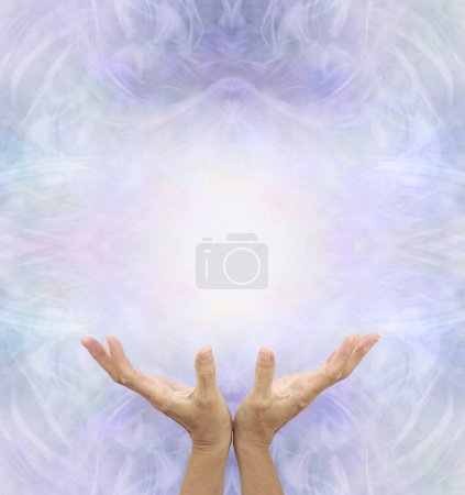 Téléchargez les photos : Modèle de message du thérapeute en guérison énergétique - mains ouvertes de la paume des mains vers le haut face à un arrière-plan symétrique éthéré angélique avec espace de copie ci-dessus pour message spirituel - en image libre de droit