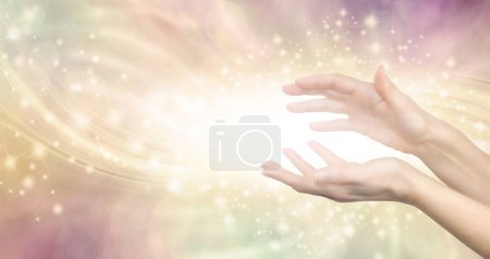 Téléchargez les photos : Envoi de haute vibration de guérison à distance les mains féminines détectant des vibrations de guérison blanches sur fond de champ d'énergie éthéré doré avec espace de copie pour le message - en image libre de droit