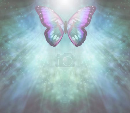 Téléchargez les photos : Grand fond de message papillon spirituel - papillon rose vert volant de haut en bas sur fond éthérée de couleur claire et lisse et l'espace de copie idéal pour un thème holistique - en image libre de droit