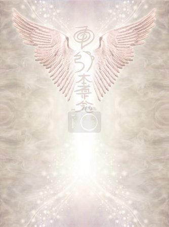 Téléchargez les photos : Angel Wings and Golden Reiki Symmbols - Une paire d'ailes d'ange pointu avec les trois principaux symboles Reiki entre sur un fond éthérée étincelant éthérée rose pourpre énergie idéal pour un thème spirituel - en image libre de droit
