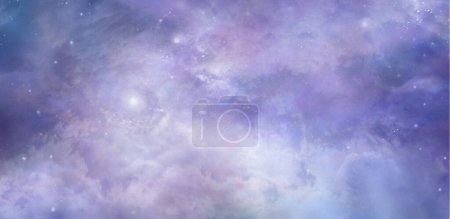 Foto de Hermosa bandera celestial de fondo de paisaje nublado - concepto celestial azul rosa lila etérea cielo espacial profundo que representa los cielos de arriba y una nebulosa ideal para el tema espiritual - Imagen libre de derechos