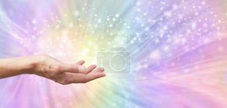 Téléchargez les photos : Reiki Rainbow Distant Healing Starlight Message Background - Femme Reiki Maître Guérisseur avec main ouverte l'envoi d'énergie quantique sur fond beau champ d'énergie arc-en-ciel et l'espace de copie - en image libre de droit