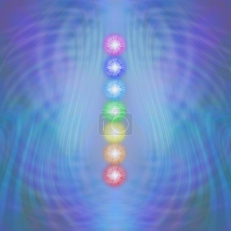 Foto de El fondo de la matriz azul de los Siete Chakras Mayores: una pila ordenada de siete vórtices de chakras de color arco iris contra un fondo de onda de matriz azul púrpura radiante con espacio de copia - Imagen libre de derechos
