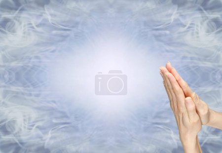 Téléchargez les photos : Appel à la prière Modèle de tableau de message religieux - mains féminines en position de prière coin inférieur droit contre un filigrane bleu pâle large en forme de losange symétrique fond avec espace de copie - en image libre de droit