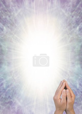 Téléchargez les photos : Réunion de prière Annonce religieuse Modèle de note - mains masculines en position de prière coin inférieur droit contre une explosion de lumière bleu lilas debout symétrique motif arrière-plan avec espace de copie - en image libre de droit