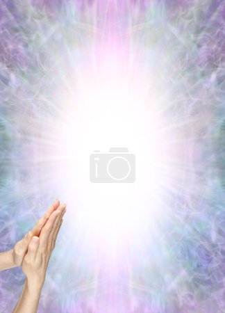 Téléchargez les photos : Réunion de prière Annonce religieuse Modèle de tableau de message - mains féminines en position de prière coin inférieur gauche contre un éclat de lumière rose pâle fond symétrique bleu avec espace de copie - en image libre de droit