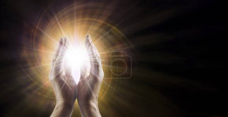 Téléchargez les photos : Modèle de concept de guérison à distance Reiki - Maître guérisseur Reiki masculin avec des mains parallèles atteignant la lumière de l'orbe d'étoile blanche contre le champ d'énergie vortex doré avec espace de copie pour message spirituel - en image libre de droit
