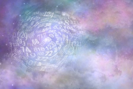 Téléchargez les photos : Numérologie Numéros Arrière-plan cosmique - rose pourpre ciel céleste arrière-plan avec un cercle rotatif de nombres aléatoires sur la gauche et copier l'espace sur la droite - en image libre de droit