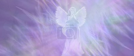 Téléchargez les photos : Ange priant sur un fond lilas lilas pâle à plumes avec espace de copie pour le message spirituel - en image libre de droit