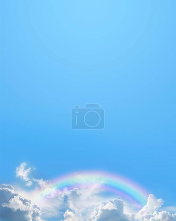 Téléchargez les photos : Ciel bleu et fond de tableau de message arc-en-ciel - idéal pour le modèle de publicité spirituelle holistique ou de vacances avec des nuages et un arc-en-ciel le long du fond ainsi que l'espace de copie ci-dessus pour le contenu du texte - en image libre de droit