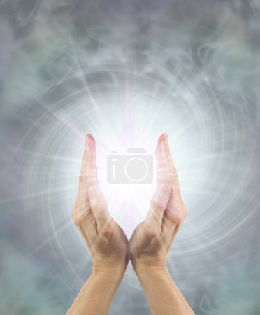 Silver Starlight Healing Energy Intention - Wunderschönes silbergraues wirbelndes Energiefeld mit einem Paar weiblicher Hände um eine helle Sternenlichtkugel, ideal für ein Heilungsthema  