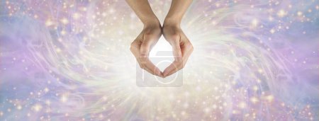Maître Reiki démontrant un beau fond de message énergétique - mains féminines formant un O avec une énergie tourbillonnante rose dorée et des étoiles chatoyantes avec espace de copie pour message spirituel
