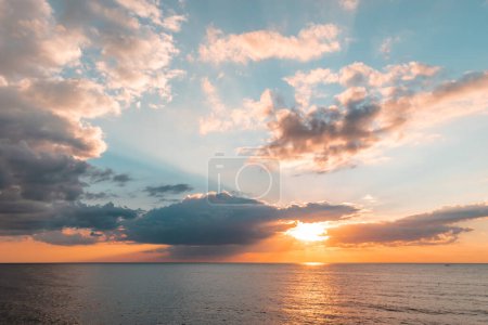 Téléchargez les photos : Colofrul coucher de soleil sur la côte de la mer Baltique à Liepaja, Lettonie. Soleil sortant des nuages avec une belle couleur du soir à l'heure dorée - en image libre de droit