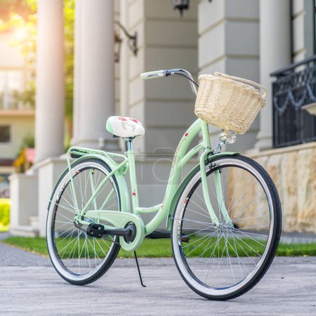 Foto de Cesta de bicicleta vintage. Bicicleta vintage en la calle como fondo. - Imagen libre de derechos