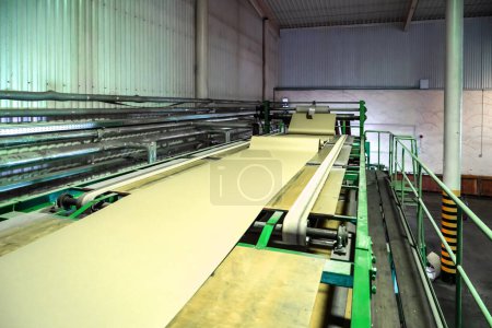 Foto de Gran almacén de producción con rollos de papel y material de impresión - Imagen libre de derechos