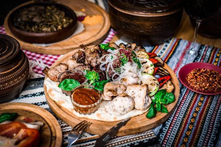 Foto de Ramadán kareem Iftar mesa de fiesta con surtidos platos árabes tradicionales festivos - Imagen libre de derechos