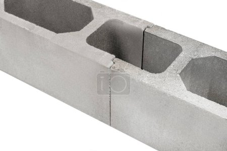 Betonschalung für die Errichtung des Fundaments. Architektonische Verbindungselemente zur Verstärkung des Zementzauns isoliert auf weißem Hintergrund