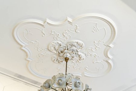 Runde antike Vintage dekorativen Ton Stuck Relief Formen mit floralen Ornamenten weiße Decke in abstrakten klassischen Stil Interieur