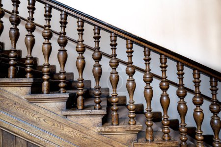 Foto de Balaustres decorativos antiguos de madera Antiguas escaleras de madera. barandas decorativas talladas en madera - Imagen libre de derechos
