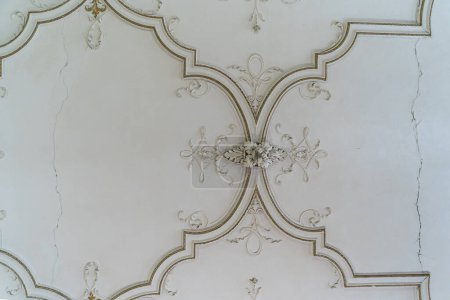 Runde antike Vintage dekorativen Ton Stuck Relief Formen mit floralen Ornamenten weiße Decke in abstrakten klassischen Stil Interieur