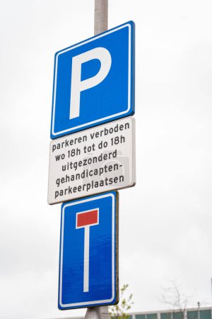 Radweg mit Sackgasse-Verkehrszeichen mit Fahrradausnahme. Umwelt ist eine holländische oder friesische Landschaft