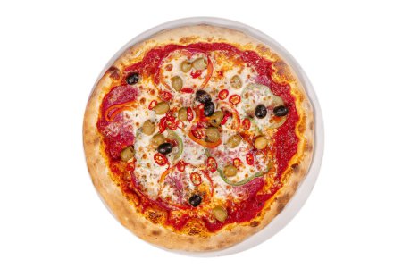 Pizza Diablo et pepperoni et piments forts isolés sur fond blanc vue de dessus.