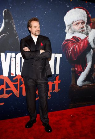 Foto de Los Angeles, CA, - 29 de noviembre de 2022: David Harbour llega al estreno de la película "Violent Night" en TCL Chinese Theatre - Imagen libre de derechos
