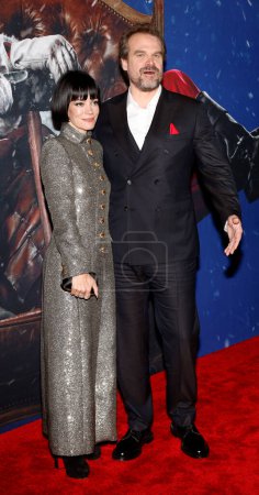 Foto de Los Angeles, CA, - 29 de noviembre de 2022: Lily Allen y David Harbour llegan al estreno de la película "Violent Night" en TCL Chinese Theatre - Imagen libre de derechos