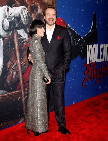 Foto de Los Angeles, CA, - 29 de noviembre de 2022: Lily Allen y David Harbour llegan al estreno de la película "Violent Night" en TCL Chinese Theatre - Imagen libre de derechos