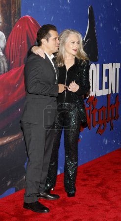 Foto de Los Angeles, CA, - 29 de noviembre de 2022: John Leguizamo y Beverly D 'Angelo llegan al estreno de la película "Violent Night" en TCL Chinese Theatre - Imagen libre de derechos