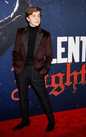 Foto de Los Angeles, CA, - 29 de noviembre de 2022: Alexander Elliot llega al estreno de la película "Violent Night" en TCL Chinese Theatre - Imagen libre de derechos