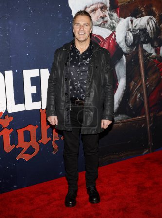 Foto de Los Angeles, CA, - 29 de noviembre de 2022: Mike Dopud llega al estreno de la película "Violent Night" en TCL Chinese Theatre - Imagen libre de derechos