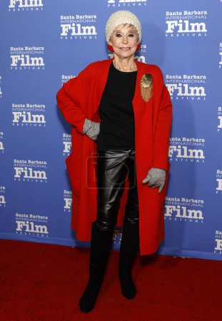 Foto de SANTA BARBARA, CALIFORNIA - 16 de febrero de 2023: Rita Moreno asiste a la ceremonia de entrega de premios Cinema Vanguard en honor a Colin Farrell y Brendan Gleeson en el Teatro Arlington - Imagen libre de derechos