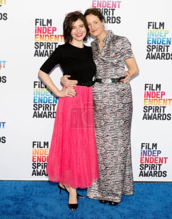 Téléchargez les photos : Santa Monica, Californie - 04 mars 2023 : Marie Kreutzer et Vicky Krieps assistent aux 2023 Film Independent Spirit Awards - en image libre de droit