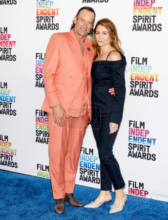 Foto de Santa Monica, California - 04 de marzo de 2023: Troy Kotsur y Deanne Bray asisten a los Premios Film Independent Spirit de 2023 - Imagen libre de derechos