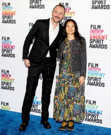 Foto de Santa Monica, California - 04 de marzo de 2023: Nic Gonda y Chloe Zhao asisten a los Premios Film Independent Spirit de 2023 - Imagen libre de derechos