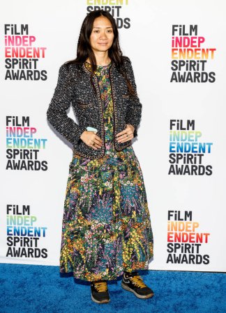 Foto de Santa Monica, California - 04 de marzo de 2023: Chloe Zhao asiste a los Premios Film Independent Spirit 2023 - Imagen libre de derechos