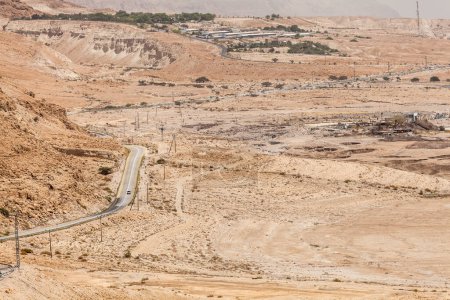 Téléchargez les photos : NAGEV, ISRAEL - CIRCA MAI 2018 : Vue de la route à travers le désert du Néguev vers mai 2018 à Nagev. - en image libre de droit