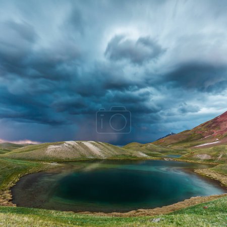 Téléchargez les photos : Belle vue sur le lac Tulpar Kul au Kirghizistan pendant la tempête - en image libre de droit