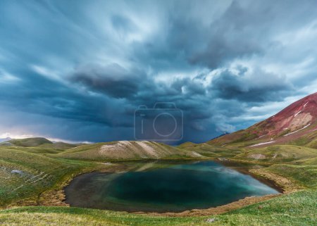 Foto de Hermosa vista del lago Tulpar Kul en Kirguistán durante la tormenta - Imagen libre de derechos