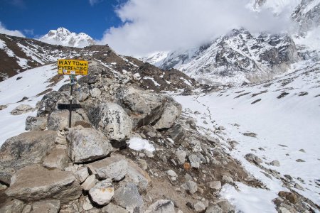 Téléchargez les photos : CAMP DE LA BASE EVEREST, NEPAL - CIRCA OCTOBRE 2013 : route vers le camp de base de l'Everest vers octobre 2013 au camp de base de l'Everest
. - en image libre de droit