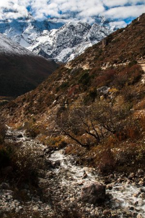 Téléchargez les photos : PANGBOCHE, NEPAL - CIRCA OCTOBRE 2013 : vue sur l'Himalaya depuis le village de Pangboche vers octobre 2013 à Pangboche. - en image libre de droit