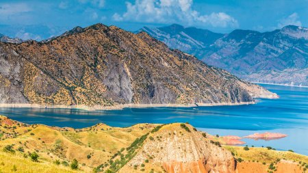Téléchargez les photos : Belle vue sur le réservoir Nurek au Tadjikistan - en image libre de droit