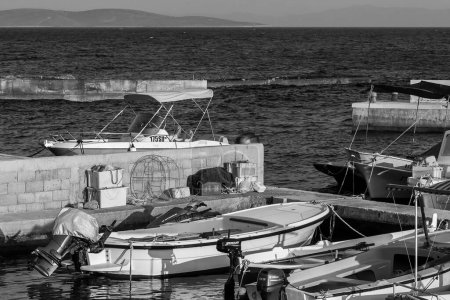 Téléchargez les photos : Bateau à moteur dans le port dans le village de Sveta Nedilja sur l'île de Hvar vers Septembre 2016 à Hvar. - en image libre de droit