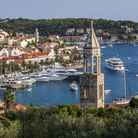 Foto de Hermosa vista de la ciudad de Hvar en la isla de Hvar en Croacia alrededor de septiembre de 2016 en Hvar. - Imagen libre de derechos
