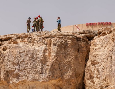 Foto de NAGEV, ISRAEL - CIRCA MAYO 2018: Vista de los escaladores en el desierto de Negev. circa mayo 2018 en Nagev
. - Imagen libre de derechos