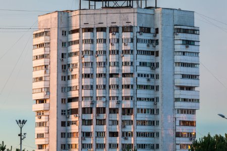 Téléchargez les photos : ALMATY, KAZAKHSTAN - CIRCA JUIN 2017 : vue sur les gratte-ciel de la ville d'Almaty vers juin 2017 à Almaty. - en image libre de droit