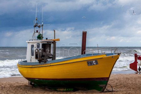 Foto de Barco de pesca en la playa de Niechorz - Imagen libre de derechos