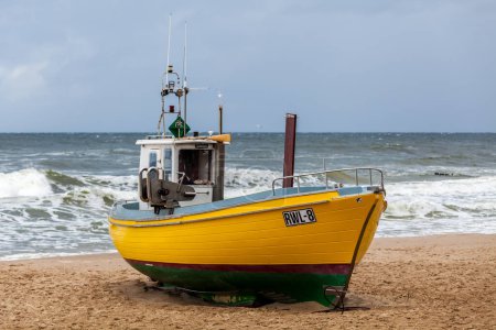 Téléchargez les photos : Bateau de pêche sur la plage de Niechorz - en image libre de droit
